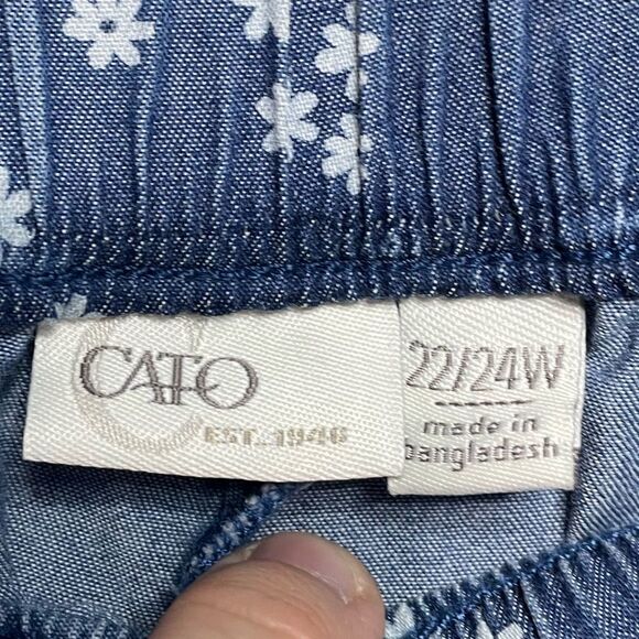 Cato Daisy Print Wide Leg Cropped Denim Pants 22/24W - Picture 3 of 7